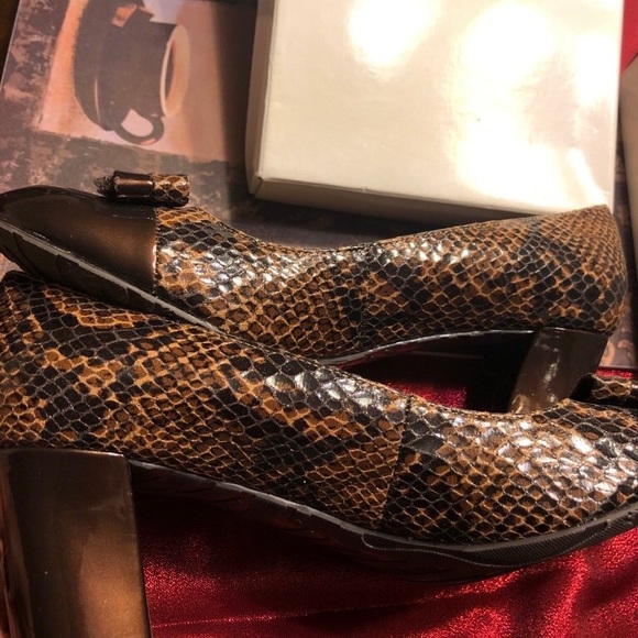 Brand New Snake Skin Pint Anne Klein shoes size 8 - Picture 1 of 8